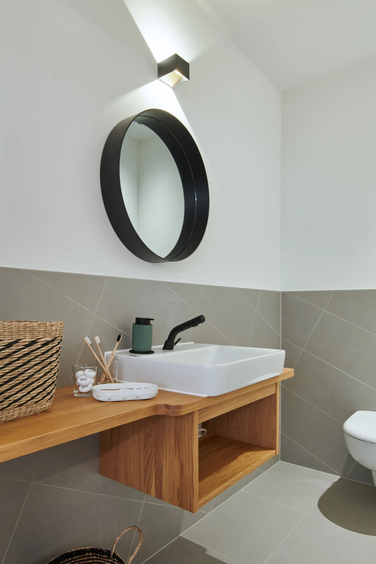Behandlungsraum mit Dentalunit und Fensterfront